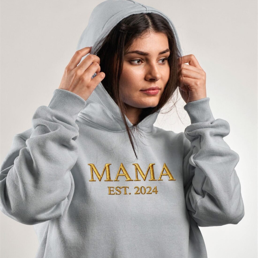 Суитчър с бродиран надпис MAMA – персонализирана година