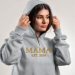 Суитчър с бродиран надпис MAMA – персонализирана година