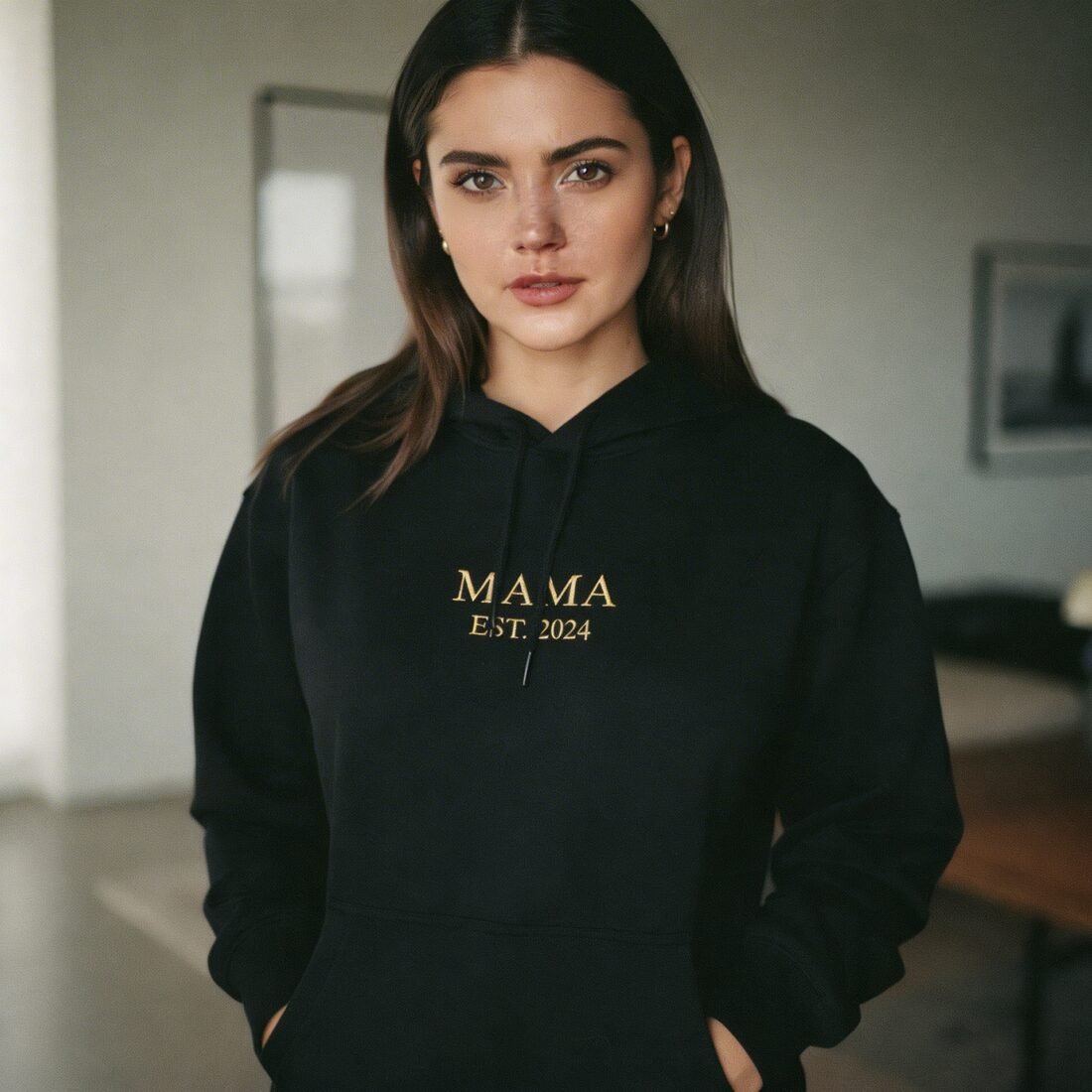 Суитчър с бродиран надпис MAMA – персонализирана година